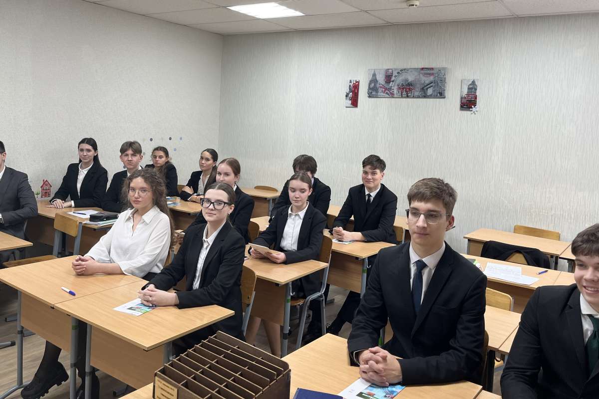 Школьники Ломоносовской гимназии попробовали себя в роли бизнес-аналитиков